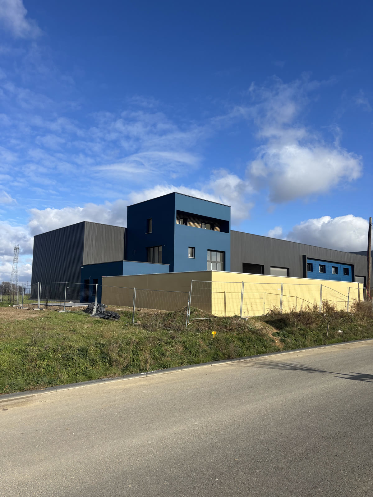 Bâtiment d'activité livré — gros œuvre Romano Construction, Fareins