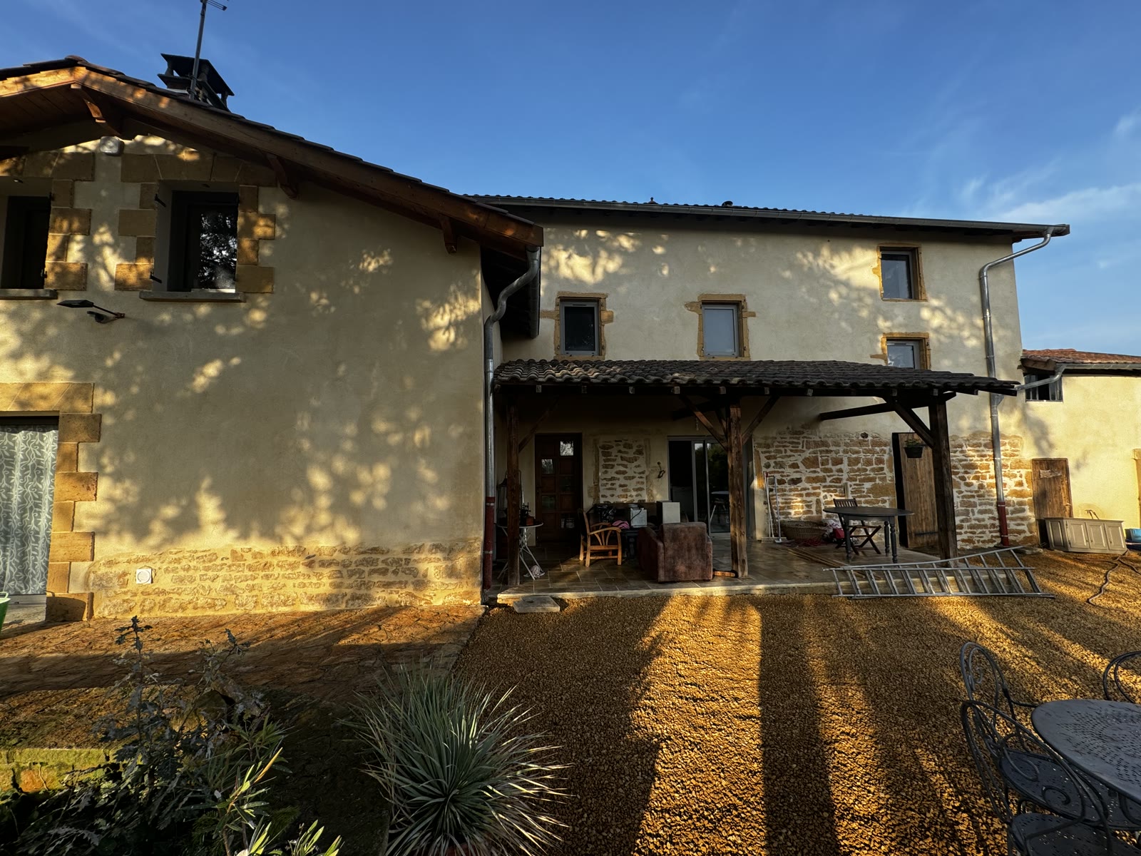Façade enduite et encadrements en pierre